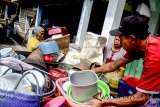 Warga mengemas barang-barang di Desa Cimanintin, Jatinunggal, Kabupaten Sumedang, Jawa Barat, Selasa (27/2). Warga mulai memindahkan barang pribadinya ke tempat yang telah disediakan pemerintah setempat seperti aula dan sekolah dasar. ANTARA JABAR/Agvi Firdaus/agr/18