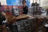 Kepala kantor Pengawasan dan Pelayanan Bea Cukai Kediri, Suryana memperlihatkan sejumlah rokok tanpa pita cukai (rokok polos) saat rilis di kantor Bea Cukai, Kota Kediri, Jawa Timur, Jumat (2/2). Rokok polos sejumlah 180.172 batang dengan perkiraan kerugian negara sebesar Rp85 juta yang berhasil diamankan itu merupakan hasil ungkap selama kurun waktu Januari 2018. Antara Jatim/Prasetia Fauzani/zk/18