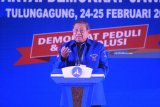 Ketua Umum Partai Demokrat Susilo Bambang Yudhoyono berpidato menutup rapat kerja daerah (rakerda) Partai Demokrat Jawa Timur di Tulungagung, Jawa Timur, Minggu (25/2). Dalam penutupan rakedra itu, SBY menginstruksikan seluruh organ partai mulai tingkat DPD, DPC, PAC, ranting dan sayap organisasi untuk bersinergi penuh memenangkan pasangan calon yang diusung dalam pilkada serentak 2018, termasuk di Pilgub Jatim. Antara Jatim/Destyan Sujarwoko/zk/18