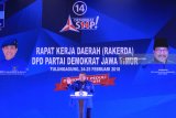 Ketua Umum Partai Demokrat Susilo Bambang Yudhoyono berpidato menutup rapat kerja daerah (rakerda) Partai Demokrat Jawa Timur di Tulungagung, Jawa Timur, Minggu (25/2). Dalam penutupan rakedra itu, SBY menginstruksikan seluruh organ partai mulai tingkat DPD, DPC, PAC, ranting dan sayap organisasi untuk bersinergi penuh memenangkan pasangan calon yang diusung dalam pilkada serentak 2018, termasuk di Pilgub Jatim. Antara Jatim/Destyan Sujarwoko/zk/18