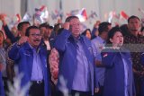 Kristiani (Ani) Yudhoyono (kanan) dan Ketua DPD Partai Demokrat Jatim Soekarwo (kiri) menyanyikan himne demokrat dalam rapat kerja daerah (rakerda) Partai Demokrat Jawa Timur di Tulungagung, Jawa Timur, Minggu (25/2). Dalam penutupan rakedra itu, SBY menginstruksikan seluruh organ partai mulai tingkat DPD, DPC, PAC, ranting dan sayap organisasi untuk bersinergi penuh memenangkan pasangan calon yang diusung dalam pilkada serentak 2018, termasuk di Pilgub Jatim. Antara Jatim/Destyan Sujarwoko/zk/18