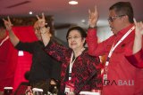Ketua Umum PDIP Megawati Soekarnoputri (kedua kiri) bersama Panitia Pengarah Rakernas Prananda Prabowo (kiri) dan Sekjen PDIP, Hasto Kristiyanto (kanan) mengacungkan salam metal dalam Penutupan Rakernas III PDIP di Sanur, Bali, Minggu (25/2). Rakernas III PDIP yang berlangsung 23-25 Pebruari tersebut merekomendasikan kepada semua kadernya untuk mengamankan, menjaga dan menyukseskan keputusan Ketua Umum PDIP untuk mencalonkan kembali Joko Widodo sebagai calon presiden 2019-2024. ANTARA FOTO/Nyoman Budhiana/2018.