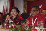 Ketua Umum PDIP Megawati Soekarnoputri (kiri) bersama Sekjen PDIP, Hasto Kristiyanto (kanan) mengacungkan dalam Penutupan Rakernas III PDIP di Sanur, Bali, Minggu (25/2). Rakernas III PDIP yang berlangsung 23-25 Pebruari tersebut merekomendasikan kepada semua kadernya untuk mengamankan, menjaga dan menyukseskan keputusan Ketua Umum PDIP untuk mencalonkan kembali Joko Widodo sebagai calon presiden 2019-2024. ANTARA FOTO/Nyoman Budhiana/2018.