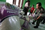 Warga menerima bantuan beras bersubsidi  dari Pemprov Jatim di kantor Kelurahan Pesantren, Kota Kediri, Jawa Timur, Kamis (22/2). Kepala keluarga pra sejahtera mendapatkan masing-masing 20 kilogram beras seharga Rp1.600 per kilogram guna mempercepat penanggulangan kemiskinan di wilayah Jawa Timur. Antara jatim/Prasetia Fauzani/zk/18