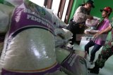 Warga menerima bantuan beras bersubsidi  dari Pemprov Jatim di kantor Kelurahan Pesantren, Kota Kediri, Jawa Timur, Kamis (22/2). Kepala keluarga pra sejahtera mendapatkan masing-masing 20 kilogram beras seharga Rp1.600 per kilogram guna mempercepat penanggulangan kemiskinan di wilayah Jawa Timur. Antara jatim/Prasetia Fauzani/zk/18