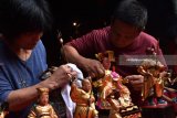 Umat Tri Dharma menyucikan rupang di Tempat Ibadah Tri Dharma (TITD) Hwie Ing Kiong Madiun, Jawa Timur, Minggu (11/2). Penyucian rupang tersebut merupakan bagian dari persiapan menyambut perayaan Imlek yang bertepatan dengan 16 Februari 2018. Antara Jati/Foto/Siswowidodo/zk/18