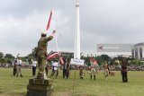 Sejumlah anggota komunitas Roode Brug Soerabaia melakukan teatrikal pertempuran bertajuk Perebutan Gedung Kempetai di Kawasan Monumen Tugu Pahlawan Surabaya, Jawa Timur, Minggu (11/2). Teatrikal tersebut menceritakan perjuangan masyarakat kota Surabaya dalam mengusir penjajah Jepang dan tentara sekutu (Inggris) dalam perebutan Kemerdekaan Republik Indonesia sebagai media pembelajaran sejarah. Antara jatim/M Risyal Hidayat/zk/18