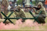Sejumlah anggota komunitas Roode Brug Soerabaia melakukan teatrikal pertempuran bertajuk Perebutan Gedung Kempetai di Kawasan Monumen Tugu Pahlawan Surabaya, Jawa Timur, Minggu (11/2). Teatrikal tersebut menceritakan perjuangan masyarakat kota Surabaya dalam mengusir penjajah Jepang dan tentara sekutu (Inggris) dalam perebutan Kemerdekaan Republik Indonesia sebagai media pembelajaran sejarah. Antara jatim/M Risyal Hidayat/zk/18