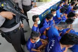 Polisi memperlihatkan sejumlah tersangka pengedar pil koplo saat gelar kasus narkoba di Polres Kediri, Jawa Timur, Kamis (22/2). Selama bulan Februari kopolisian setempat berhasil mengungkap peredaran 16.149 butir pil koplo sekaligus mengamankan 17 tersangka pengedarnya. Antara Jatim/Prasetia Fauzani/zk/18