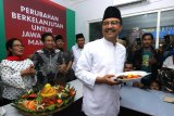 Bakal calon Gubernur Jawa Timur Saifullah Yusuf (kanan) membawa potongan tumpeng saat meresmikan Rumah Gus Ipul-Mbak Puti di Surabaya, Jawa Timur, Rabu (7/2). Rumah sebagai posko pemenangan pasangan Gus Ipul dan Puti Guntur Soekarno pada Pilkada 2018 itu juga digunakan sebagai tempat menampung segala aspirasi masyarakat. Antara jatim/Didik Suhartono/zk/18