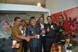 Dekranasda Kabupaten Kubu Raya Provinsi Kalimantan Barat memresmikan Galeri Dekranasda yang terletak di Bandara Supadio Kubu Raya , Selasa (20/1). Galeri Dekranasda Supadio teresebut tidak hanya menjual produk kerajinan para pelaku usaha i kabupaten itu. Namun menjual produk lokal dari masyarakat Kubu Raya, baik produk UMKM dan IKM dengan jenis makanan maupun kerajinan. (Foto Rendra Oxtora)