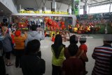 Penari Barongsai mempertontonkan atraksi di hadapan calon penumpang Pesawat terbang di Terminal 2 Bandara Internasional Juanda, Surabaya, Jawa Timur, Jumat (16/2). Pertunjukan Barongsai dan Liang Liong di area publik terminal tersebut bertujuan untuk menghibur pengunjung bandara dalam rangka menyambut Tahun Baru Imlek 2569. Antara jatim/Umarul Faruq/zk/18