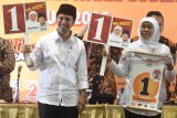 Pasangan Calon Gubernur Jawa Timur  Khofifah Indar Parawansa (kiri) dan Saifullah Yusuf (kanan) menunjukan nomor urut saat rapat pleno terbuka pengundian dan pengumuman nomor urut pasangan calon di Surabaya, Jawa Timur, Selasa (13/2). Komisi Pemilihan Umum (KPU) Jawa Timur mengumumkan pasangan Khofifah Indar Parawansa-Emil Dardak mendapat nomor urut satu, sedangkan Saifullah Yusuf-Puti Guntur Soekarno mendapat nomor urut dua untuk Pilkada Jatim 2018. ANTARA FOTO/Zabur Karuru/18