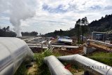 Petugas meninjau jalur pipa Proyek Pembangkit Listik Panas Bumi (PLTP) Karaha Unit I  PT. Pertamina Geothermal Energy (PGE) di Kadipaten, Tasikmalaya, Jawa Barat, Jumat (2/2). PLTP Karaha beroperasi penuh pada maret 2018, dengan total kapasitas terpasang oleh PGE 617 MW, terdiri dari Kamojang-Jabar 235 MW, Lahendong-Sulawesi Utara 120 MW, Ulubelu-Lampung 220 MW, Sibayak- Sumatera Utara 12 MW dan Karaha-Jabar 30 MW. ANTARA JABAR/Adeng Bustomi