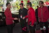 Presiden Joko Widodo (kiri) disambut oleh Panitia Pengarah Rakernas PDIP Prananda Prabowo (kedua kiri), Sekjen DPP PDIP Hasto Kristiyanto (ketiga kiri), Menteri Hukum dan HAM yang juga kader PDIP Yasonna Laoly (kedua kanan) dalam pembukaan Rakernas III PDIP di Sanur, Bali, Jumat (23/2). Presiden Jokowi yang juga kader PDIP membuka sekaligus memberi arahan pada rakernas yang berlangsung 23-25 Pebruari tersebut. Antaranews Bali/Nyoman Budhiana/2018.