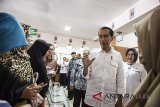 Presiden Joko Widodo berbincang dengan pasien saat kunjungan kerja ke Rumah Sakit Hasan Sadikin (RSHS) di Bandung, Jawa Barat, Kamis (22/2). Kunjungan kerja tersebut dalam rangka memeriksa fasilitas dan pelayanan RSHS termasuk pembayaran BPJS. ANTARA JABAR/M Agung Rajasa/agr/18