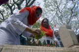 Calon Wakil Gubernur Jatim Puti Guntur Soekarno menabur bunga di pusara makam leluhur di komplek TPU Kepatihan, Tulungagung, Jawa Timur, Minggu (26/2). Ziarah makam itu menandai awal rangkaian kegiatan kampanye Puti di Tulungagung jelang pemilihan kepala daerah serentak, 27 Juni 2018. Antara Jatim/Destyan Sujarwoko/zk/18