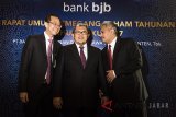 Gubernur Jawa Barat Ahmad Heryawan (tengah) berbincang dengan Direktur Utama Bank BJB Ahmad Irfan (kiri) dan Komisaris Utama Independen Klemi Subiantoro (kanan) sebelum Rapat Umum Pemegang Saham Tahunan (RUPST) Bank BJB Tahun Buku 2017 di Bandung, Jawa Barat, Rabu (28/2). RUPST menyetujui dan mengesahkan Laporan Keuangan Perseroan periode 2017 serta pembayaran dividen sebesar 55 persen dari laba bersih tahun 2017 atau sebesar Rp.875,58 miliar (Rp.90,3 per lembar saham). ANTARA JABAR/M Agung Rajasa/agr/18