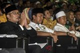 Ketua Umum Partai Persatuan Pembangunan (PPP) Romahurmuziy (tengah) bersama pasangan Calon Gubernur dan Wakil Gubernur Jawa Barat Ridwan Kamil (kiri) dan UU Ruzhanul Ulum (kanan) menghadiri Rapat Akbar Keluarga Rindu Jabar Juara di Gedung Sabuga, Bandung, Jawa Barat, Kamis, (8/2). Rapat tersebut bertujuan untuk konsolidasi, menyamakan gerak, hati dalam memenangkan pasangan Ridwan Kamil dan Uu pada Pilkada Jabar 2018. ANTARA JABAR/M Agung Rajasa