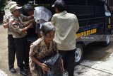 Gelandangan berada di dalam shelter penampungan Dinas Sosial, Pemberdayaan Perempuan dan Perlindungan Anak (Dinsos PPPA) Kota Madiun setelah terjaring tim gabungan di Kota Madiun, Jawa Timur, Kamis (22/2). Tim gabungan dari Satuan Polisi Pamong Praja (Satpol PP), Polresta Madiun, Kodim, Dinsos PPPA, Taruna Siaga Bencana (Tagana) melakukan razia dengan sasaran gelandangan dan pengemis (gepeng) serta orang gila (orgil) berhasil menjaring lima orang, satu di antaranya dicurigai mengalami gangguan jiwa. Antara Jatim/Foto/Siswowidodo/zk/18