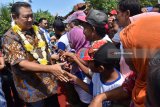 Ketua Umum Partai Demokrat Susilo Bambang Yudhoyono (kiri) berjabat tengan dengan warga yang menyambutnya saat menghadiri acara pemantapan tim pemenengan pasangan Calon Bupati dan Wakil Bupati Magetan Suprawoto dan Nanik Endang Rusminiarti (ProNa) di Lapangan Desa Purwodadi, Kabupaten Magetan, Jawa Timur, Selasa (27/2). Susilo Bambang Yudhoyono mengajak tim pemenangan bekerja keras untuk memenangkan pasangan ProNa yang diusung Partai Demokrat dalam Pilkada 23 Juni mendatang.  Antara Jataim/Foto/Siswowidodo/zk/18