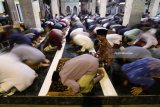 Sejumlah santri melakukan salat gehana bulan di area masjid lama pondok pesantren (ponpes) Lirboyo, Kota Kediri, Jawa Timur, Rabu (31/1) malam. Salah satu ponpes terbesar se-Jawa Timur tersebut menyelenggarakan salat gerhana bulan yang diikuti oleh ribuan santri. Antara Jatim/Prasetia Fauzani/zk/18