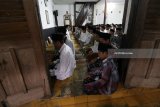 Sejumlah santri melakukan salat gehana bulan di area masjid lama pondok pesantren (ponpes) Lirboyo, Kota Kediri, Jawa Timur, Rabu (31/1) malam. Salah satu ponpes terbesar se-Jawa Timur tersebut menyelenggarakan salat gerhana bulan yang diikuti oleh ribuan santri. Antara Jatim/Prasetia Fauzani/zk/18