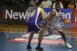 Pebasket Bank BPD Bima perkasa Yogyakarta, Emilio Dacre Park (kanan) berusaha melewati hadangan pebasket Satria Muda Pertamina Jakarta,  Cristian Sitepu (kiri) dalam pertandingan Indonesian Basketball League (IBL) Seri VIII di GOR Bimasakti, Malang, Jawa Timur, Minggu (25/2). Satria Muda Pertamina Jakarta mengalahkan Bank BPD Bima Perkasa  Yogyakarta dengan skor 107-79. Antara Jatim/Ari Bowo Sucipto/zk/18.