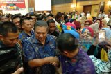 Presiden ke-6 RI Susilo Bambang Yudhoyono (kedua kiri) menyalami warga saat menghadiri kampanye tertutup pasangan calon Bupati/Wakil Bupati Tulungagung Margiono-Eko Prisdianto di Tulungagung, Jawa Timur, Sabtu (24/2). Dalam pidatonya, SBY yang datang dalam kapasitas sebagai Ketua Umum Partai Demokrat berpesan kepada Margiono maupun Eko Prisdianto agar berkompetisi di Pilkada Tulungagung secara sehat, fair, santun dan tidak banyak mengobral janji. Antara Jatim/Destyan Sujarwoko/zk/18