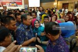 Presiden ke-6 RI Susilo Bambang Yudhoyono (kedua kiri) menyalami warga saat menghadiri kampanye tertutup pasangan calon Bupati/Wakil Bupati Tulungagung Margiono-Eko Prisdianto di Tulungagung, Jawa Timur, Sabtu (24/2). Dalam pidatonya, SBY yang datang dalam kapasitas sebagai Ketua Umum Partai Demokrat berpesan kepada Margiono maupun Eko Prisdianto agar berkompetisi di Pilkada Tulungagung secara sehat, fair, santun dan tidak banyak mengobral janji. Antara Jatim/Destyan Sujarwoko/zk/18