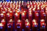 Warga keturunan Tionghoa menyalakan lilin dalam ritual sembahyang pada perayaan Tahun Baru Imlek di Vihara Dhanagun, Kota Bogor, Jawa Barat, Jumat (16/2). Warga keturunan Tionghoa merayakan Tahun Baru Imlek 2569 dengan berdoa dan sembahyang di sejumlah Vihara. ANTARA JABAR/Yulius Satria Wijaya/agr/18.