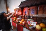 Warga keturunan Tionghoa berdoa saat sembayang leluhur di salah satu rumah di Kawasan Pecinan, Kampung Tambak Bayan, Surabaya, Jawa Timur, Kamis (15/2). Kegiatan sembayang leluhur tersebut diadakan sehari menjelang Tahun Baru Imlek 2018. Antara jatim/M Risyal Hidayat/zk/18