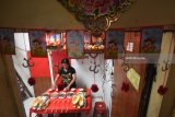 Warga keturunan Tionghoa mempersiapkan untuk sembayang leluhur di salah satu rumah di Kawasan Pecinan, Kampung Tambak Bayan, Surabaya, Jawa Timur, Kamis (15/2). di salah satu rumah di Kawasan Pecinan, Kampung Tambak Bayan, Surabaya, Jawa Timur, Kamis (15/2). Kegiatan sembayang leluhur tersebut diadakan sehari menjelang Tahun Baru Imlek 2018. Antara Jatim/M Risyal Hidayat/zk/18