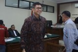 Terdakwa mantan Wali Kota Batu Eddy Rumpoko (tengah) meninggalkan ruangan seusai menjalani sidang perdana kasus korupsi proyek di Batu di Pengadilan Tindak Pidana Korupsi (Tipikor) Surabaya di Juanda Sidoarjo, Jawa Timur, Jumat (2/2). Eddy Rumpoko terlibat dalam perkara tindak pidana korupsi proyek belanja modal dan pengadaan mebel di Pemerintah Kota Batu Tahun Anggaran 2017 sebesar Rp5,26 miliar. Antara Jatim/Umarul Faruq/zk/18.