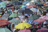 Warga yang tergabung dalam Persatuan Islam (Persis) menggendong anaknya saat mengikuti silaturahmi akbar di Monumen Perjuangan Rakyat, Bandung, Jawa Barat, Sabtu (24/2). Silaturahmi akbar Persis yang diikuti oleh puluhan ribu massa tersebut bertujuan untuk mempererat kesatuan dan persatuan antar umat Islam serta menyerukan perlawanan terhadap aksi teror kepada Ulama. ANTARA JABAR/Raisan Al Farisi/agr/18