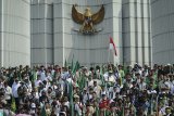 Massa dari Persatuan Islam (Persis) mengikuti silaturahmi akbar di Monumen Perjuangan Rakyat, Bandung, Jawa Barat, Sabtu (24/2). Silaturahmi akbar Persis yang diikuti oleh puluhan ribu massa tersebut bertujuan untuk mempererat kesatuan dan persatuan antar umat Islam serta menyerukan perlawanan terhadap aksi teror kepada Ulama. ANTARA JABAR/Raisan Al Farisi/agr/18