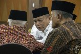 Calon Gubernur Provinsi Jawa Barat nomor urut empat TB Hasanuddin (tengah)  berdiskusi dengan perwakilan MUI Jawa Barat pada acara Silaturahmi MUI dengan DKM Se-Jawa Barat Deklarasi Tolak Politik Uang dan Politisasi SARA di Hotel Grand Pasundan, Bandung, Jawa Barat, Rabu (21/2). Acara yang diselenggarakan oleh MUI bekerjasama dengan Bawaslu tersebut bertujuan memberi edukasi pada seluruh umat islam khususnya di pondok pesantren gar tidak terpengaruh isu berbau SARA dan kampanye negatif selama masa Pilkada Jawa Barat 2018. ANTARA JABAR/Novrian Arbi/agr/18