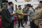 Gubernur Jawa Barat Ahmad Heryawan (ketiga kiri) didampingi Pangdam III/Siliwangi Mayjen TNI Doni Monardo (keempat kiri) berbincang dengan sejumlah tokoh agama saat silaturahmi Ormas Islam dan Pesantren di Gedung Sate, Bandung, Jawa Barat, Minggu (11/2). Acara yang dihadiri oleh tokoh agama, pimpinan pesantren dan pimpinan Ormas Islam tersebut dalam rangka menjaga kondusivitas di Jawa Barat jelang Pilkada 2018. ANTARA JABAR/M Agung Rajasa