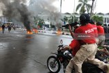 Sejumlah polisi membubarkab pendemo saat simulasi pengamanan pilkada di Alun-alun Jember, Jawa Timur, Kamis (8/2). Polres Jember menggelar Latihan Pra Operasi dan dan simulasi pengamanan Pilkada Jatim 2018. 
Antara Jatim/Seno/zk/18.