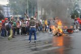 Sejumlah pendemo melakukan unjuk rasa saat simulasi pengamanan pilkada di Alun-alun Jember, Jawa Timur, Kamis (8/2). Polres Jember menggelar Latihan Pra Operasi dan dan simulasi pengamanan Pilkada Jatim 2018. Antara Jatim/Seno/zk/18.