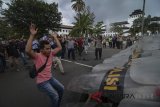 Anggota Kepolisian menahan serangan massa saat Simulasi Pengamanan Pilkada serentak di depan Gedung Sate, Bandung, Jawa Barat, Jumat (9/2). Simulasi yang diikuti oleh 720 anggota gabungan TNI, Polri, Satpol PP dan Pemadam Kebakaran tersebut ditujukan untuk mengamankan jalannya pilkada serentak yang akan dilaksanakan pada Juni mendatang. ANTARA JABAR/Raisan Al Farisi