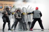 Sejumlah anggota Dit Sabhara Polda Kalbar melakukan simulasi pengamanan Pilkada Kalbar serentak 2018 di Taman Alun-Alun Sungai Kapuas, Pontianak, Selasa (6/2). Polda Kalbar mengerahkan 4.337 personil kepolisian untuk mengawal dan mengamankan penyelenggaraan Pilkada Kalbar 2018. ANTARA FOTO/Jessica Helena Wuysang/18