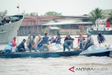 Sejumlah anggota Dit Polair Polda Kalbar melakukan simulasi pengamanan Pilkada Kalbar serentak 2018 di Sungai Kapuas, Pontianak, Selasa (6/2). Polda Kalbar mengerahkan 4.337 personil kepolisian untuk mengawal dan mengamankan penyelenggaraan Pilkada Kalbar 2018. ANTARA FOTO/Jessica Helena Wuysang/18