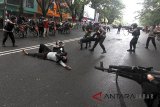 Polisi berusaha melumpuhkan warga yang melakukan aksi anarkis dalam simulasi pengamanan pelaksanaan pilkada serentak 2018  di Jalan Orchard Walk, Bogor Nirwana Residence, Kota Bogor, Jawa Barat, Sabtu (3/2). Simulasi yang diikuti 1200  personel gabungan Polri dan TNI tersbut  untuk  memastikan kesiapan pengamanan pelaksanaan pilkada serentak agar berjalan aman dan lancar. ANTARA JABAR/Yulius Satria Wijaya.