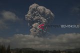 Gunung Sinabung menyemburkan material vulkanik ketika erupsi, di Karo, Sumatera Utara, Senin.