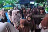 Siswa MAN 1 Sampang melayat dan mendoakan mendiang Ahmad Budi Cahyanto guru SMAN 1 Torjun yang tewas dianiaya siswanya sendiri di Desa Tanggumung, Sampang, Jawa Timur, Sabtu (3/2). Ahmad Budi Cahyanto tewas usai dianiaya siswanya sendiri MH saat pelajaran berlangsung. Antara Jatim/Saiful Bahri/zk/18