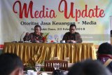 Kepala Otoritas Jasa Keuangan (OJK) regional Kediri Slamet Wibowo (kiri) didampingi Kasubag Pengawasan Keuangan Mulyanto (kanan) memaparkan materi terkait peluncuran Sistem Informasi Layanan Keuangan (SLIK) di hadapan sejumlah wartawan saat kegiatan Media Update di Kediri, Jawa Timur, Jumat (23/2). SLIK merupakan sistem baru yang mulai diterapkan pada tahun 2018 sebagai pengganti Sistem Informasi Debitor (SID) yang sebelumnya menjadi kewenangan Bank Indonesia, guna meminimalisir angka kredit bermasalah melalui penyediaan informasi rekam jejak keuangan calon debitur. Antara jatim/Prasetia Fauzani/zk/18