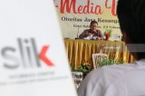 Kepala Otoritas Jasa Keuangan (OJK) regional Kediri Slamet Wibowo memaparkan materi terkait peluncuran Sistem Informasi Layanan Keuangan (SLIK) di hadapan sejumlah wartawan saat kegiatan Media Update di Kediri, Jawa Timur, Jumat (23/2). SLIK merupakan sistem baru yang mulai diterapkan pada tahun 2018 sebagai pengganti Sistem Informasi Debitor (SID) yang sebelumnya menjadi kewenangan Bank Indonesia, guna meminimalisir angka kredit bermasalah melalui penyediaan informasi rekam jejak keuangan calon debitur. Antara Jatim/Prasetia Fauzani/zk/18