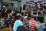 Petugas komisi pemilihan umum Daerah (KPUD) Sampang melakukan sosialisasi di tempat tinggal para pengungsi syiah Sampang di rumah susun (rusun) Puspa Agro, Jemundo, Taman, Sidoarjo, Jawa Timur, Kamis (15/2). Para pengungsi difasilitasi oleh Komisi Pemilihan Umum Daerah (KPUD) Sampang untuk menggunakan hak politik dalam pemilihan umum 2018 dikarenakan tidak ada TPS khusus untuk pengungsi syiah di Rusun Puspa Agro. Antara Jatim/Umarul Faruq/zk/18