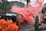 Instruktur memberikan pengarahan kepada para penerbang saat latihan 'survival' di Telaga Sarangan, Magetan, Jawa Timur, Kamis (15/2). Latihan 'survival' yang diikuti 40 penerbang pesawat tempur dan teknisi dari Skuadron Udara 3, Skuadron Udara 14 dan Skuadron Udara 15 Lanud Iswahjudi Magetan tersebut bertujuan meningkatkan keterampilan dan kemampuan mempertahankan hidup bila terjadi kecelakaan pesawat di wilayah perairan musuh. Antara Jatim/Siswowidodo/zk/18